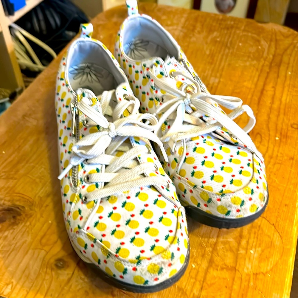 THERAFIT walking shoes size 9.5